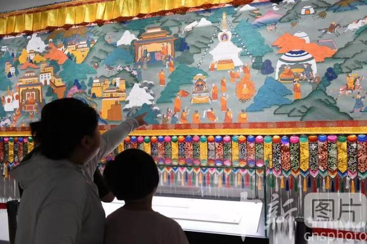 圖為觀眾觀看唐卡《涼州會盟》。 中新社記者 戴文昌 攝