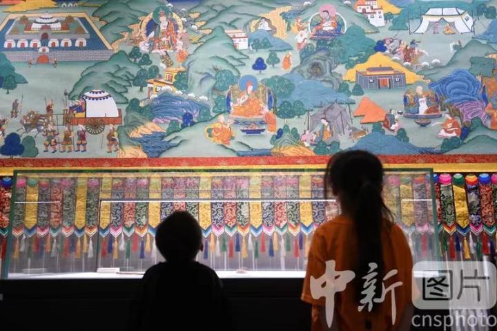 圖為觀眾參觀唐卡《涼州會盟》。 中新社記者 戴文昌 攝
