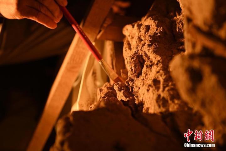 8月25日，文物修復(fù)師牟常有進(jìn)行文物修復(fù)工作。