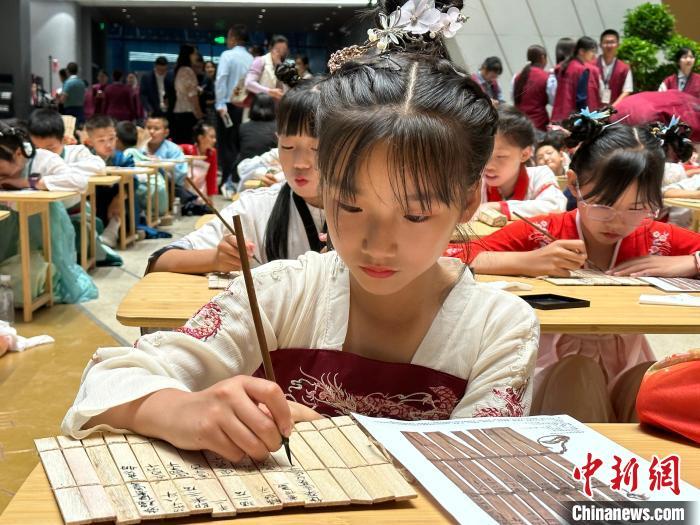 圖為小朋友在甘肅簡牘博物館練習書法。　中新社記者 戴文昌 攝