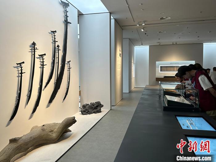 圖為觀眾在甘肅簡牘博物館參觀。中新社記者 戴文昌 攝