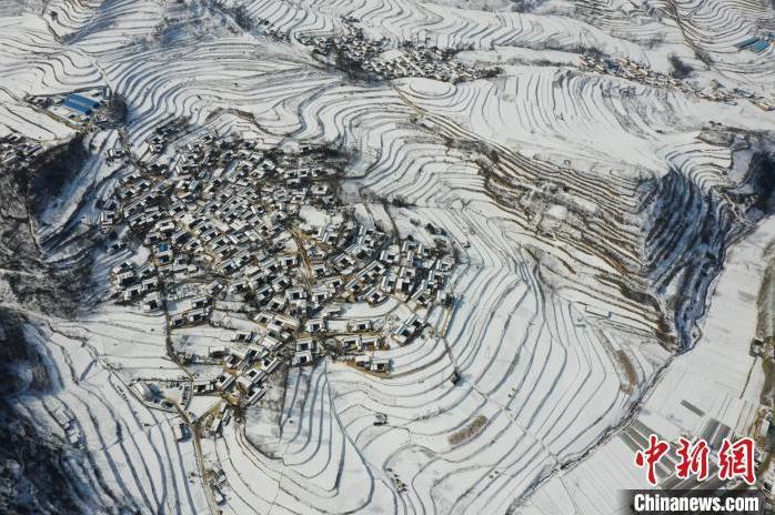 圖為航拍甘肅隴南市西和縣的“雪后鄉(xiāng)村”。(資料圖)張平良 攝