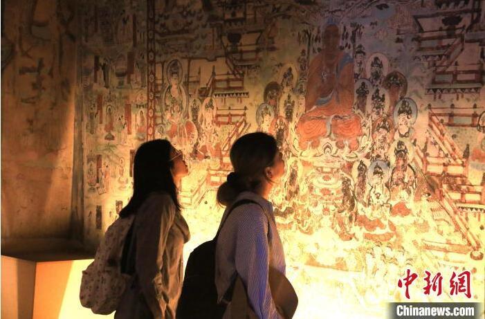 2023年8月27日，游客在甘肅省敦煌市博物館參觀(guān)文物展。張曉亮 攝(資料圖)