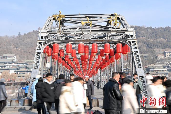 1月30日，裝扮一新的中山橋?yàn)榧磳⒌絹淼男麓杭压?jié)增添節(jié)日氛圍。九美旦增攝</p><p>