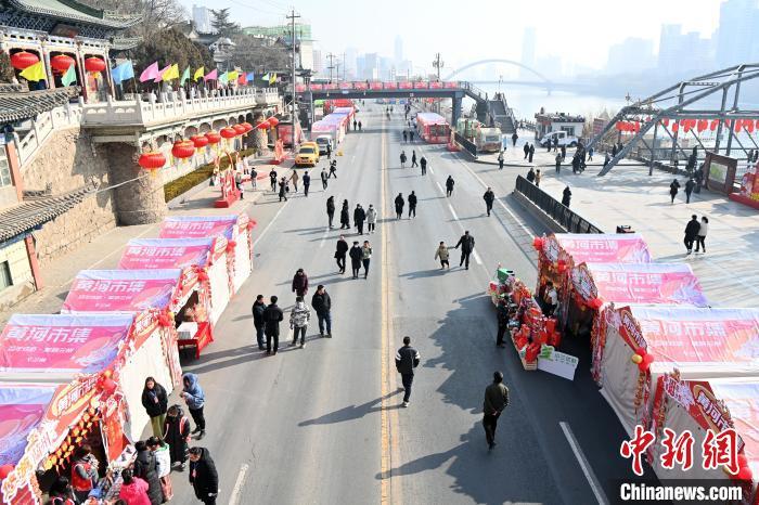 1月30日，蘭州黃河畔的年貨集市吸引顧客選購年貨。九美旦增 攝</p><p>