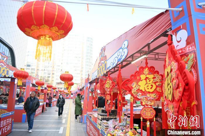 1月30日，蘭州街頭琳瑯滿目的年貨吸引顧客選購。九美旦增 攝</p><p>