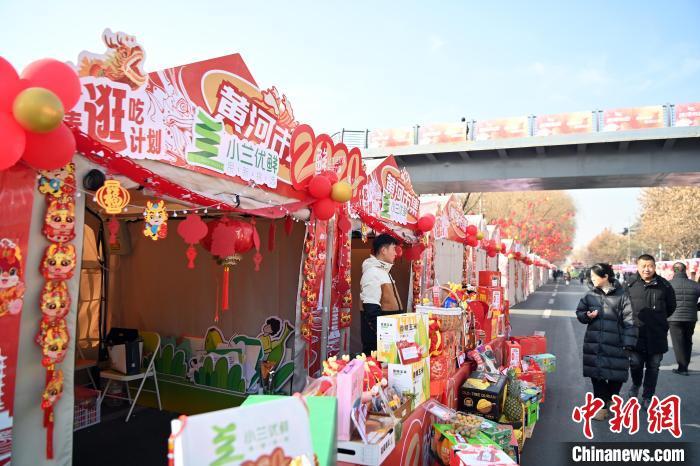 1月30日，蘭州黃河畔的年貨集市吸引顧客選購年貨。九美旦增 攝</p><p>