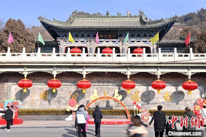 1月30日，裝扮一新的蘭州白塔山公園節(jié)日氛圍濃厚。九美旦增 攝</p><p>