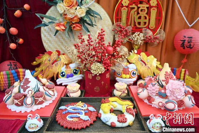 1月25日，春節(jié)臨近，蘭州一花饃店“龍”元素花饃熱銷。圖為展出的“龍”元素花饃。九美旦增 攝