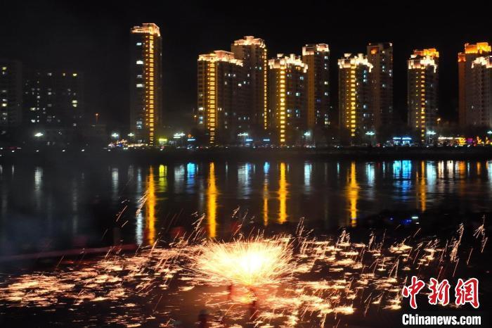 國家級非物質(zhì)文化遺產(chǎn)“打鐵花”在黃河岸畔落地。侯奇志 攝</p>
<p>