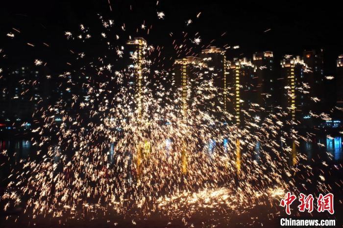 “過年打鐵花”是臨夏州永靖縣的民俗傳統(tǒng)。這項(xiàng)民俗表演，其實(shí)有著硬核技術(shù)作支撐，那就是入選國家級非遺的“永靖王氏生鐵冶鑄技藝”。侯奇志 攝</p>
<p>