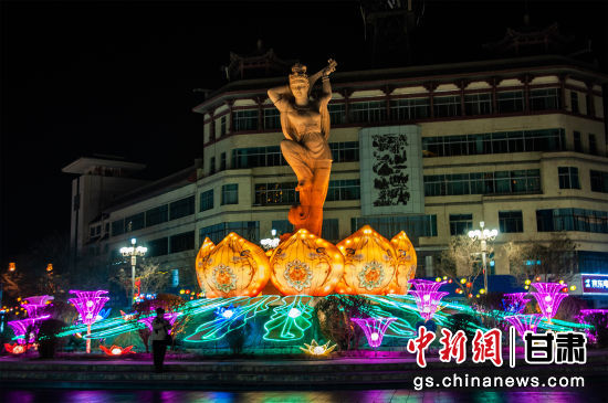 2024年春節(jié)期間，敦煌市中心盤旋路上的反彈琵琶燈組。王斌銀 攝