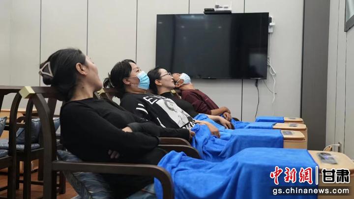 圖為當(dāng)?shù)鼐用耋w驗藏醫(yī)院診療。卓瑪草 攝