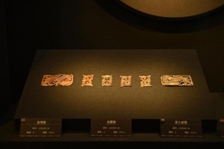 張家川縣馬家塬車輿博物館展陳的馬家塬遺址出土的金項飾、金腰飾、金人畫飾等。李亞龍 攝　　