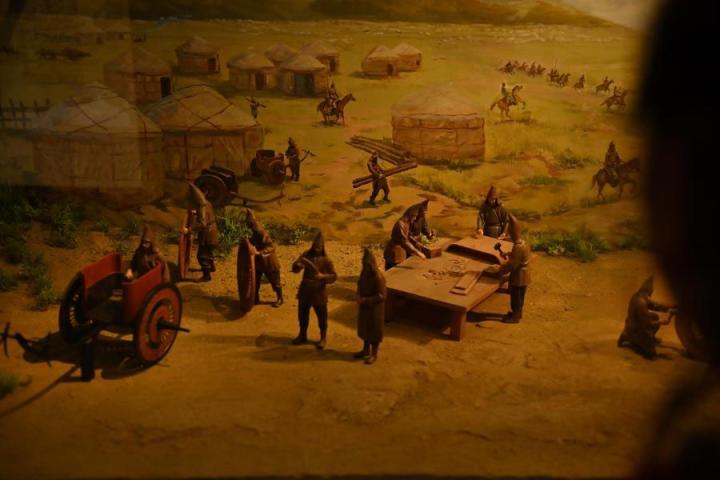 在張家川縣馬家塬車輿博物館展陳的關于戰(zhàn)國西戎車輿制作過程的模型。李亞龍 攝