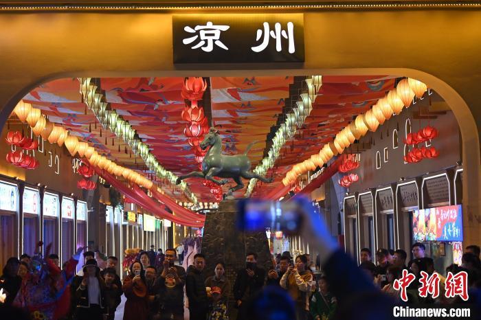 圖為游人拍攝煥然一新亮相的街區(qū)。李亞龍 攝</p>
<p>