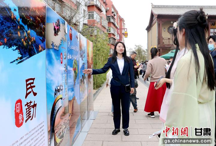 3月下旬，民勤縣在天水啟漢樓廣場舉行推介會，宣傳本地旅游資源和農(nóng)特優(yōu)產(chǎn)品。圖為工作人員向游客介紹民勤自然風(fēng)光、歷史文化。馬愛彬 攝