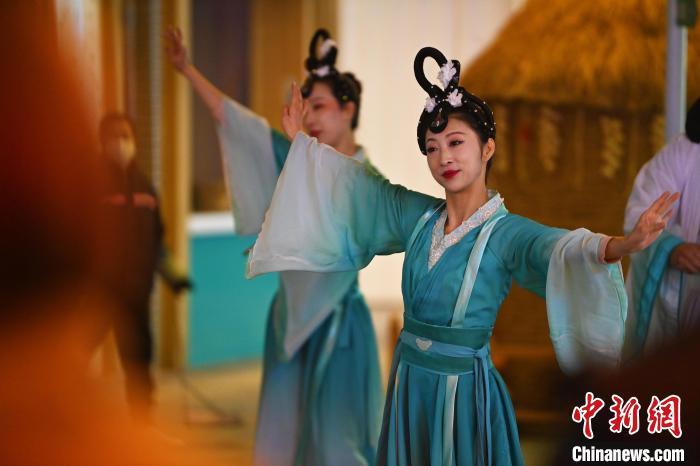 圖為工作人員進(jìn)行舞蹈表演。李亞龍 攝</p><p>