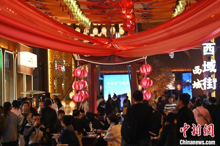 圖為街區(qū)現(xiàn)場游客絡(luò)繹不絕。李亞龍 攝</p><p>
