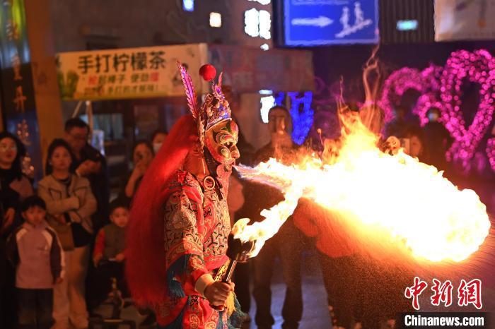 圖為工作人員進(jìn)行雜耍表演。李亞龍 攝</p><p>