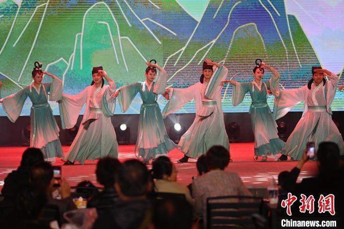 圖為工作人員進(jìn)行舞蹈表演。李亞龍 攝