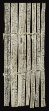 漢簡《康居王使者冊》。此簡記載了西域康居國使者前來“進貢”駱駝，抵達敦煌遇到不公后反映問題，朝廷受理解決的經(jīng)過。新華社發(fā)（甘肅簡牘博物館供圖）