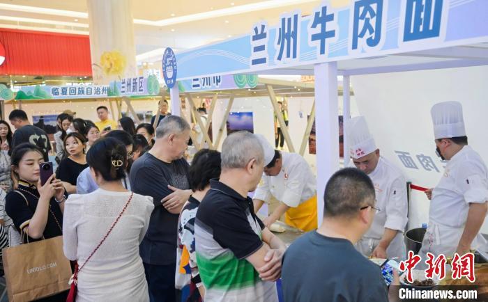 5月11日，“醉美玉如意·感恩幫扶情”甘肅(天津)文創(chuàng)非遺市集和特色美食展示活動在天津舉行。(天津市文旅局供圖)