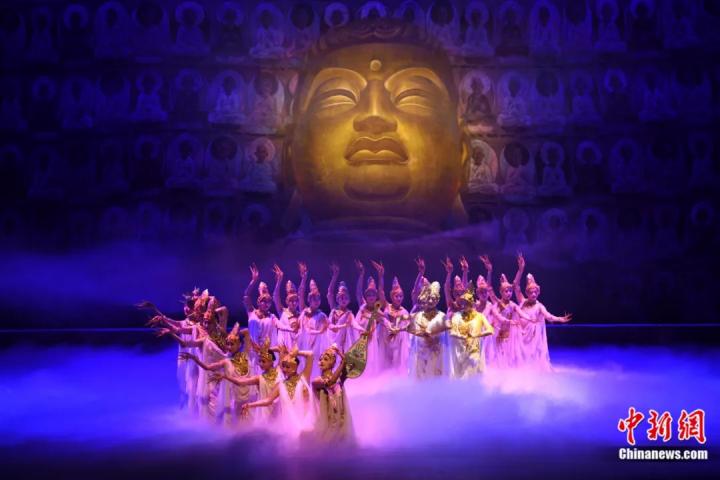 2024年2月23日晚，中國經(jīng)典舞劇《絲路花雨》在甘肅蘭州演出恭賀新春。李亞龍 攝