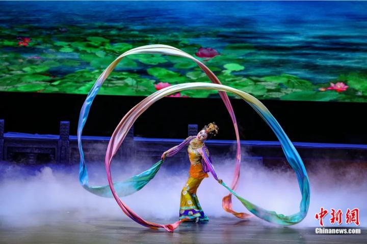 2023年4月17日晚，中國經(jīng)典舞劇《絲路花雨》在澳門百老匯劇場演出。甘肅演藝集團 供圖