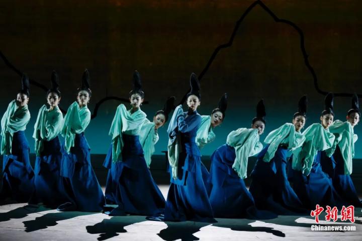 2024年2月29日晚，舞蹈詩劇《只此青綠》在北京上演，多國駐華使節(jié)和國際組織代表前來觀賞。韓海丹 攝