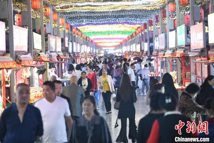 圖為燈光亮起，明清街夜市人氣漸旺?！〈魑牟?攝</p><p>