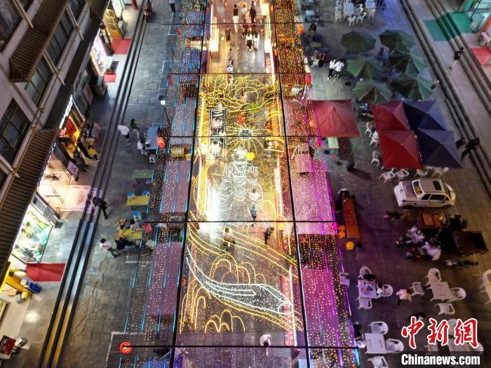 圖為明清街夜市燈光點(diǎn)亮具有武威文化元素的“天梯山石窟”彩燈。(無(wú)人機(jī)照片) 　戴文昌 攝</p><p>