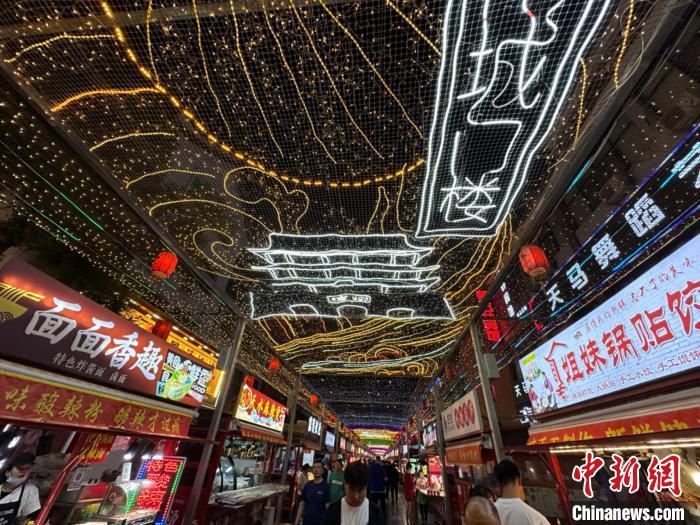 圖為明清街夜市燈光點(diǎn)亮具有武威文化元素的“涼州古城門(mén)”彩燈?！〈魑牟?攝</p><p>