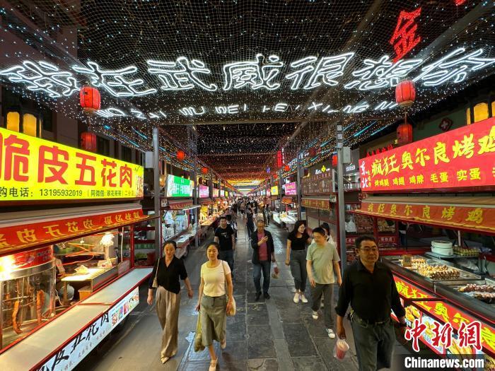 圖為明清街夜市燈光點(diǎn)亮“我在武威很想你”?！〈魑牟?攝</p><p>