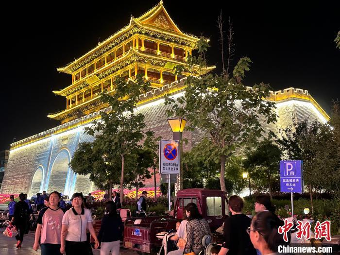 圖為夜幕降臨，涼州古城門(mén)燈光亮起?！〈魑牟?攝