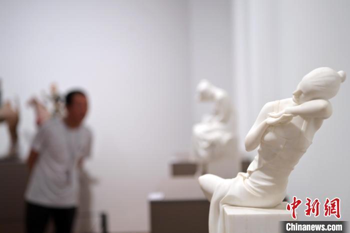 5月21日，在“絲路印跡”雕塑藝術(shù)作品展展出的作品《綺羅香·香》。九美旦增 攝</p>
<p>