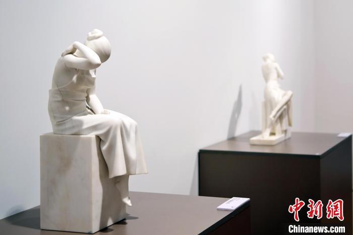 5月21日，在“絲路印跡”雕塑藝術(shù)作品展展出的雕塑作品《聲聲慢·艾艾》。九美旦增 攝</p>
<p>