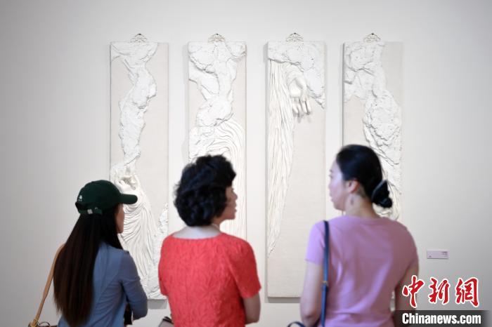 5月21日，觀眾參觀在“絲路印跡”雕塑藝術(shù)作品展展出的作品《無(wú)相》。九美旦增 攝</p>
<p>
