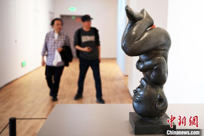 5月21日，觀眾參觀“絲路印跡”雕塑藝術(shù)作品展展出的雕塑作品。九美旦增 攝</p>
<p>
