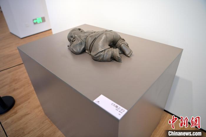 5月21日，在“絲路印跡”雕塑藝術(shù)作品展展出的作品《大地之子》。九美旦增 攝</p>
<p>