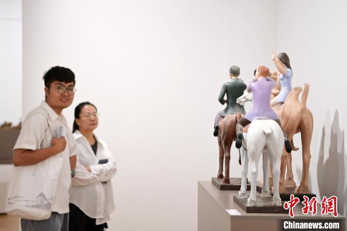 5月21日，觀眾參觀在“絲路印跡”雕塑藝術(shù)作品展展出的雕塑作品《絲路話語(yǔ)》。九美旦增 攝</p>
<p>