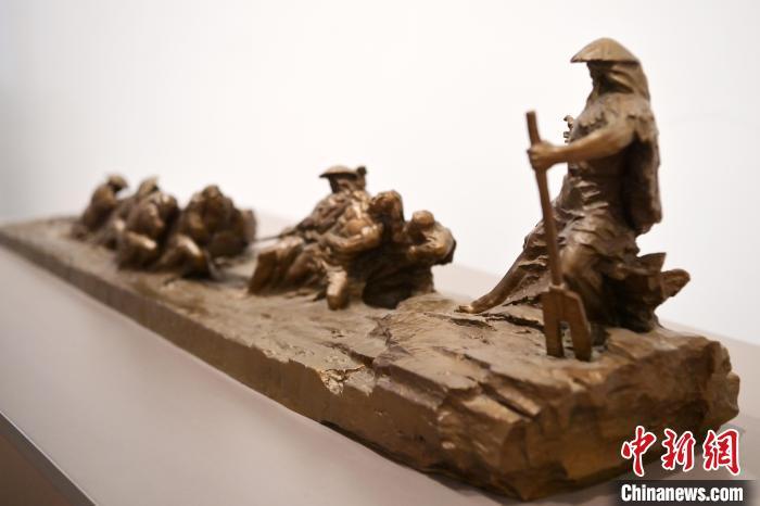 5月21日，在“絲路印跡”雕塑藝術(shù)作品展展出的作品《治水為民·禹德九州》。九美旦增 攝</p>
<p>