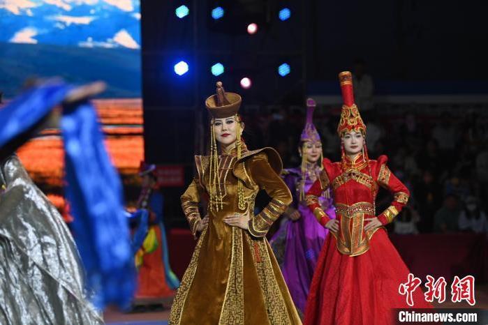 圖為開幕式現(xiàn)場(chǎng)蒙古族服飾秀。李亞龍 攝</p>
<p>