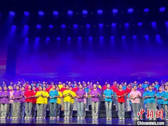 5月28日晚，“詩(shī)意甘肅·絲路長(zhǎng)風(fēng)三千里”——月出涼州·武威詩(shī)會(huì)在甘肅省武威市漢唐天馬城舉行。楊娜 攝