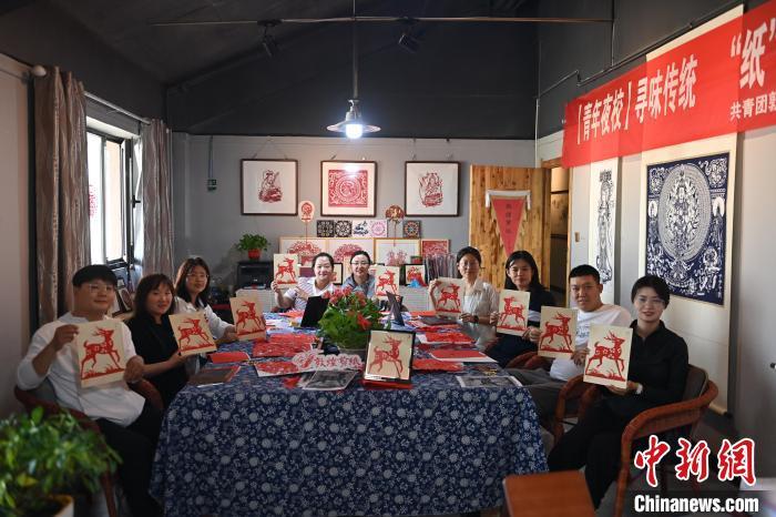 6月6日，在甘肅敦煌青年夜校課程中，青年學(xué)員展示學(xué)習(xí)敦煌非遺剪紙的成果。