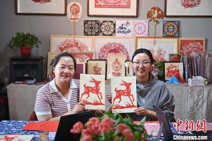 6月6日，在甘肅敦煌青年夜校課程中，青年學(xué)員展示學(xué)習(xí)敦煌非遺剪紙的成果。李亞龍 攝　　