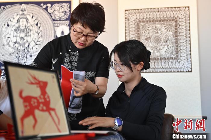 6月6日，在甘肅敦煌青年夜校課程中，青年學(xué)員學(xué)習(xí)敦煌非遺剪紙課程。李亞龍 攝