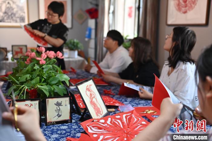 6月6日，在甘肅敦煌青年夜校課程中，青年學(xué)員學(xué)習(xí)敦煌非遺剪紙課程。李亞龍 攝　　