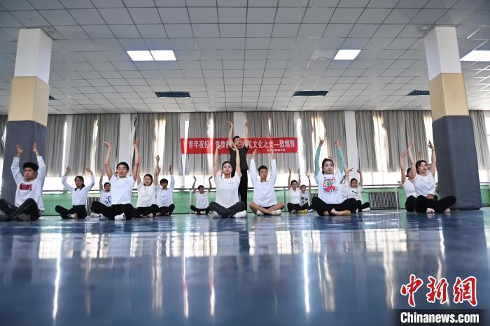 6月6日，在甘肅敦煌青年夜校課程中，青年學(xué)員學(xué)習(xí)敦煌舞課程。李亞龍 攝　　