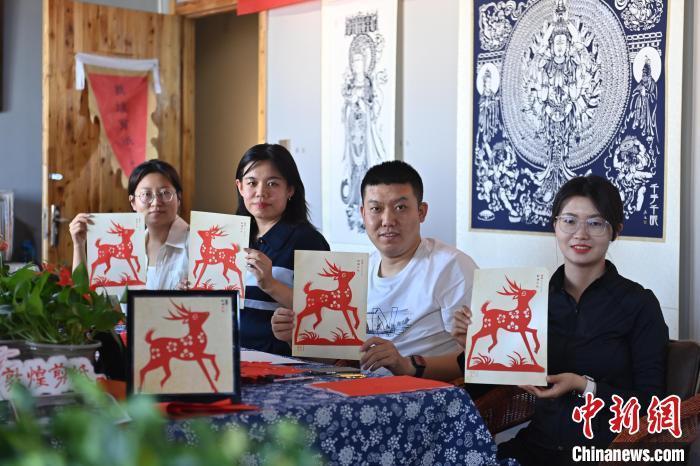 6月6日，在甘肅敦煌青年夜校課程中，青年學(xué)員展示學(xué)習(xí)敦煌非遺剪紙的成果。李亞龍 攝　　